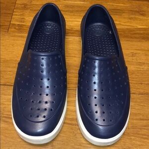 GAP boys navy and white water shoes size 1/2